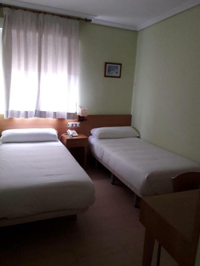 Hostal Los Batallones Torrejon de Velasco Exterior foto